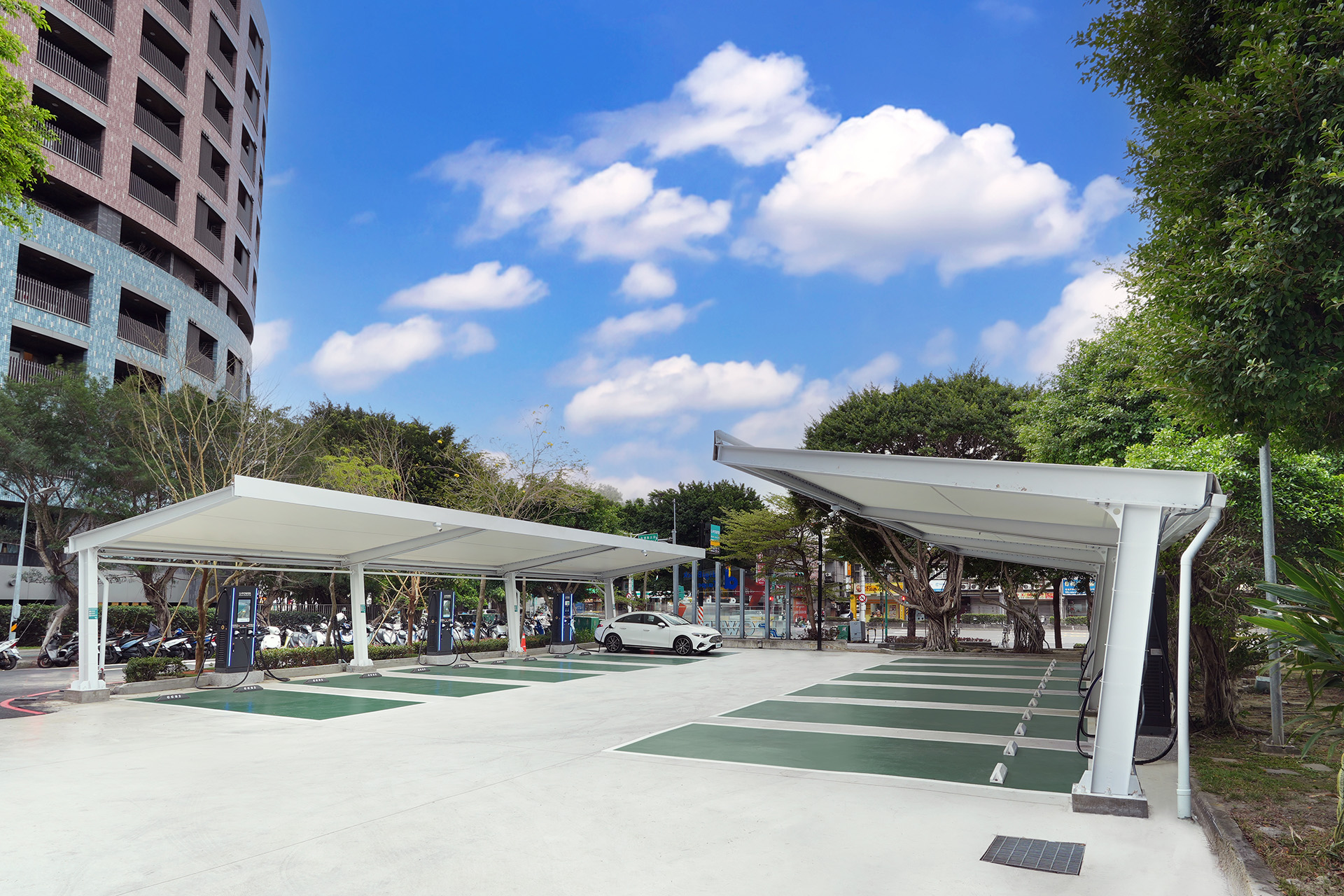 圖4_ U-POWER 臺北大同承德站位於臺北市核心交通樞紐，打造12席大型化超高速充電場域，結合高壓電力與高功率設備，提供快速穩定且高品質的充電體驗